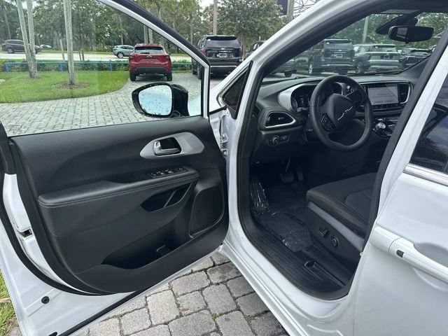 Used 2024 Chrysler Pacifica Touring FWD image 22