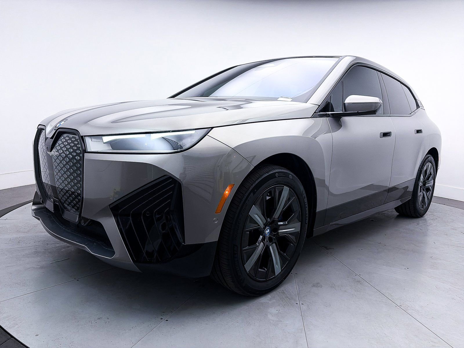 Used 2023 BMW iX xDrive50 w/ Sport Package image 14