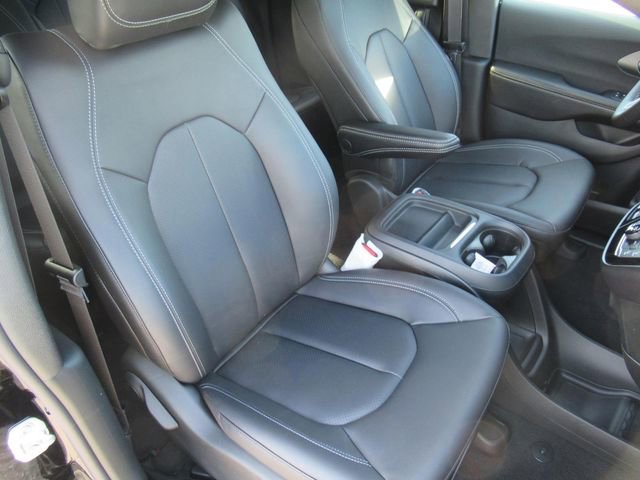 New 2027 Chrysler Pacifica Select FWD image 8
