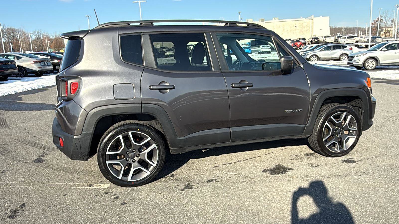Used 2019 Jeep Renegade Latitude w/ Cold Weather Group image 5