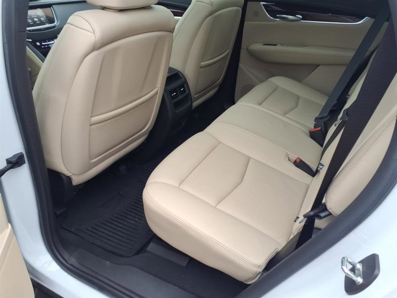 Used 2018 Cadillac XT5 Luxury w/ Driver Awareness Package image 9