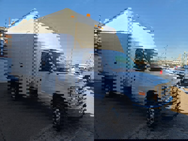 Used 2016 Ford E-450 and Econoline 450 Super Duty image 1