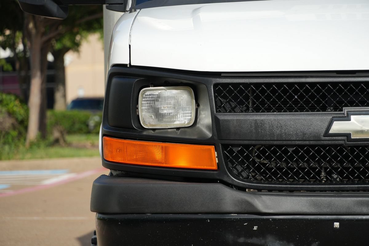 Used 2015 Chevrolet Express 4500 RWD image 21