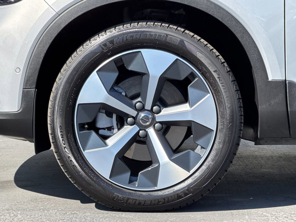 Certified 2024 Volvo XC40 B5 Plus image 25