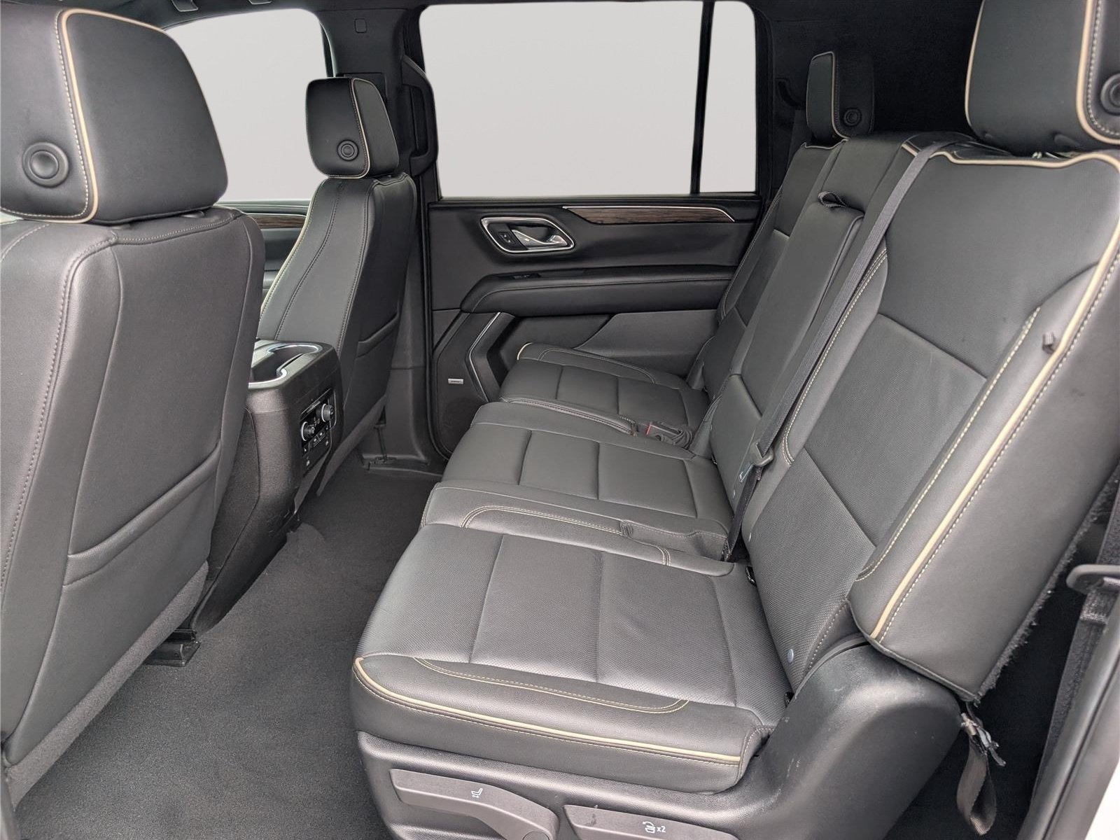 Used 2024 Chevrolet Suburban Premier RWD image 18