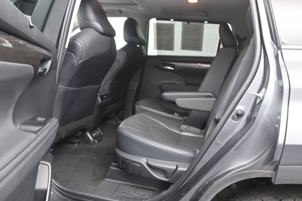 Used 2023 Toyota Highlander Limited FWD image 14