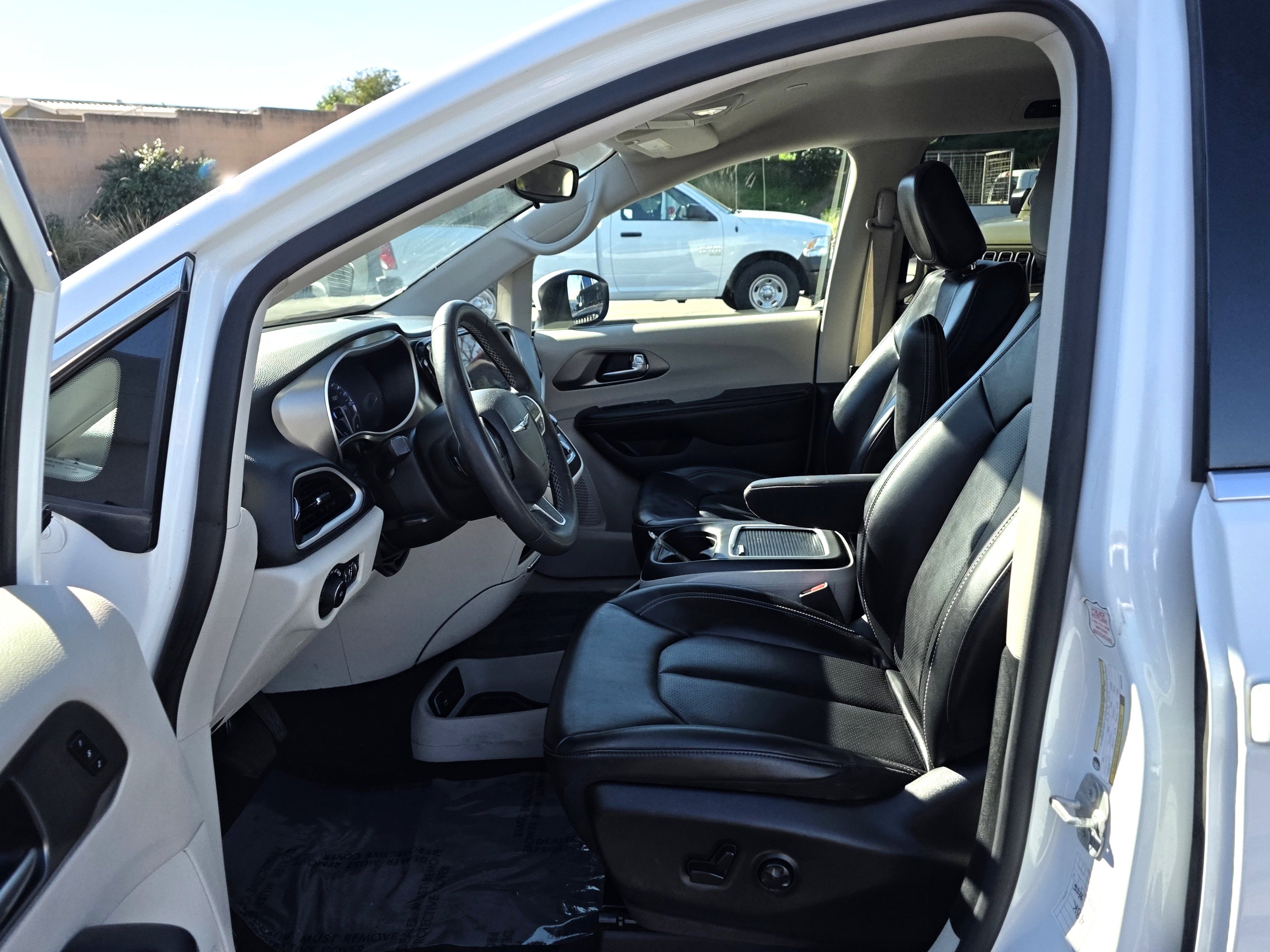 Certified 2023 Chrysler Pacifica Touring-L image 12