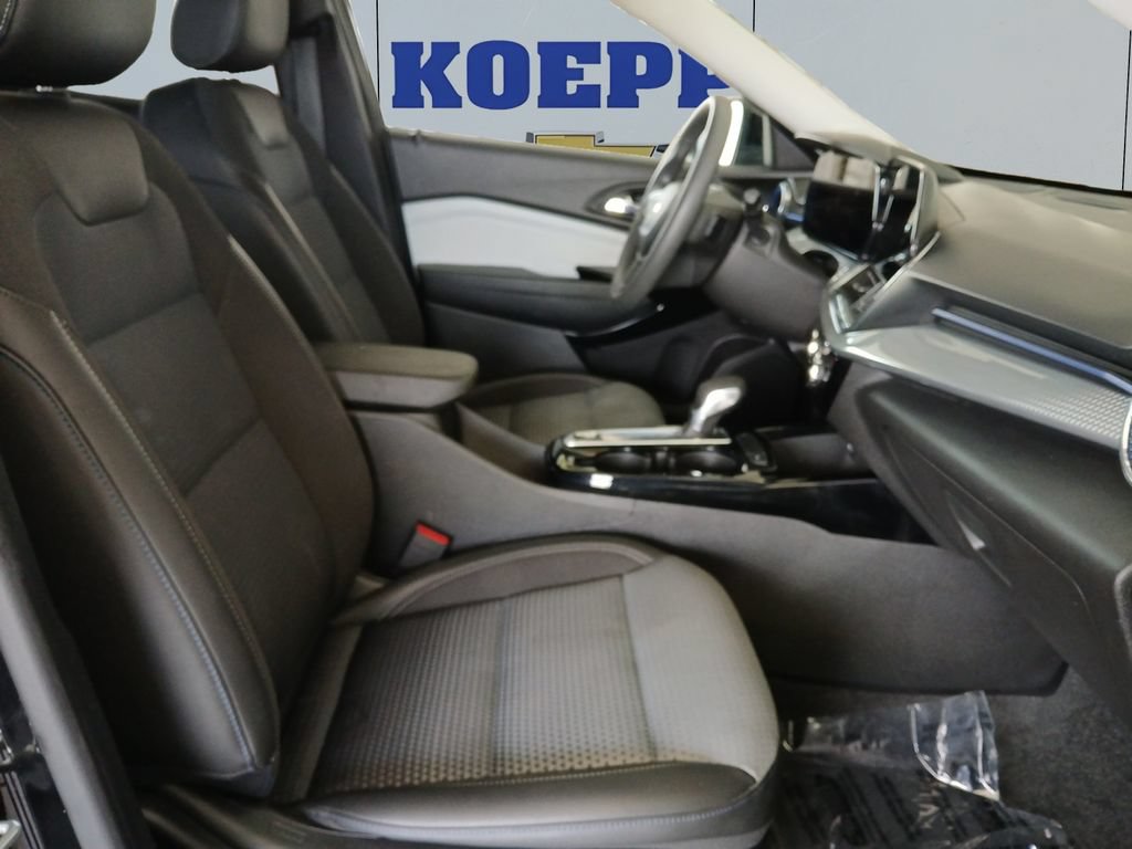 Used 2025 Chevrolet Trax LT FWD image 17