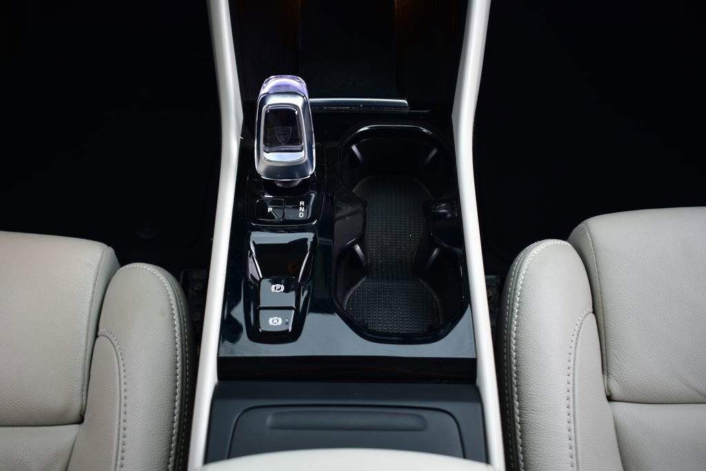 Used 2023 Volvo XC40 B5 Plus image 32