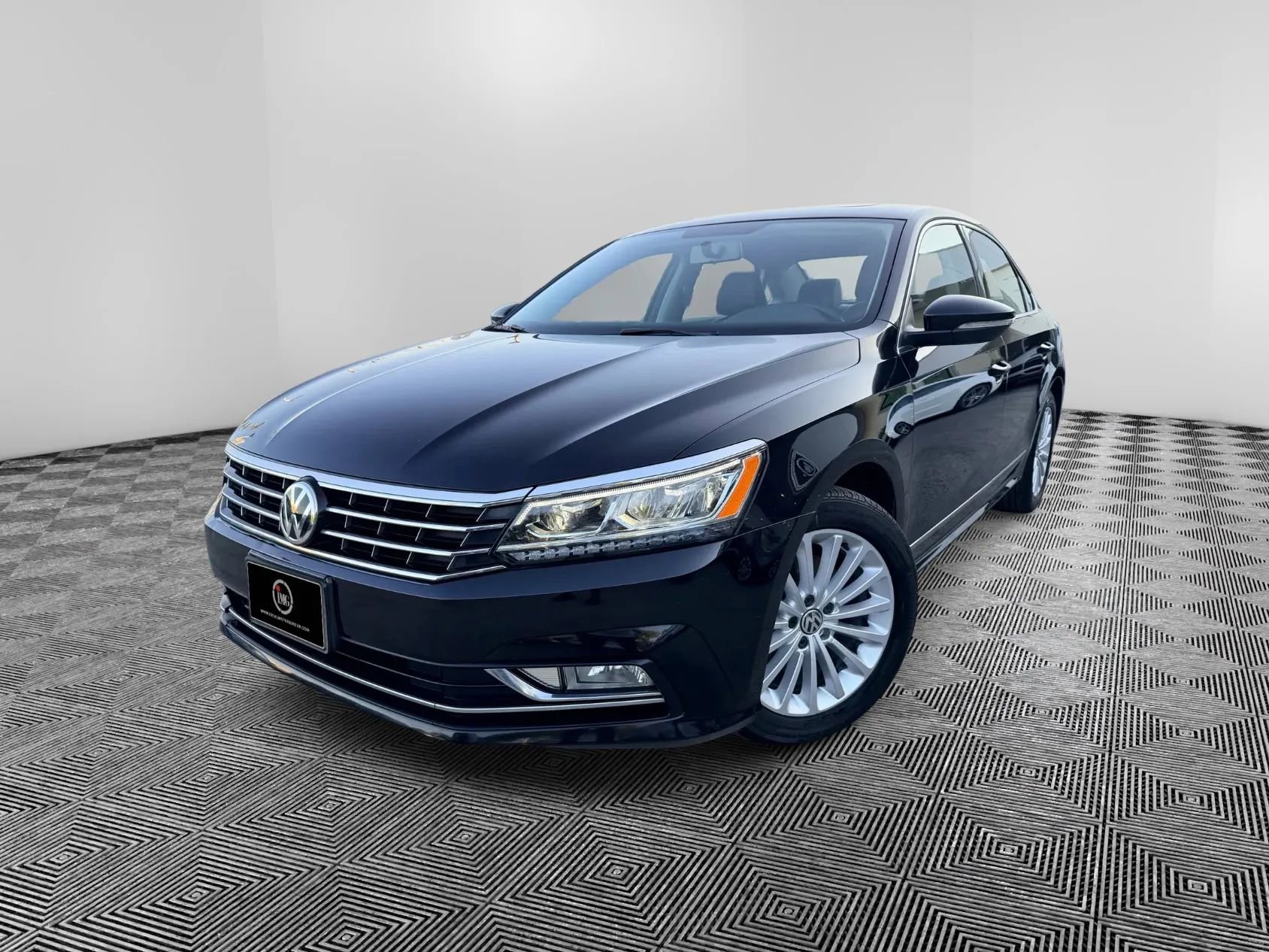 Used 2017 Volkswagen Passat 1.8T SE w/ SE Lighting Package image 2