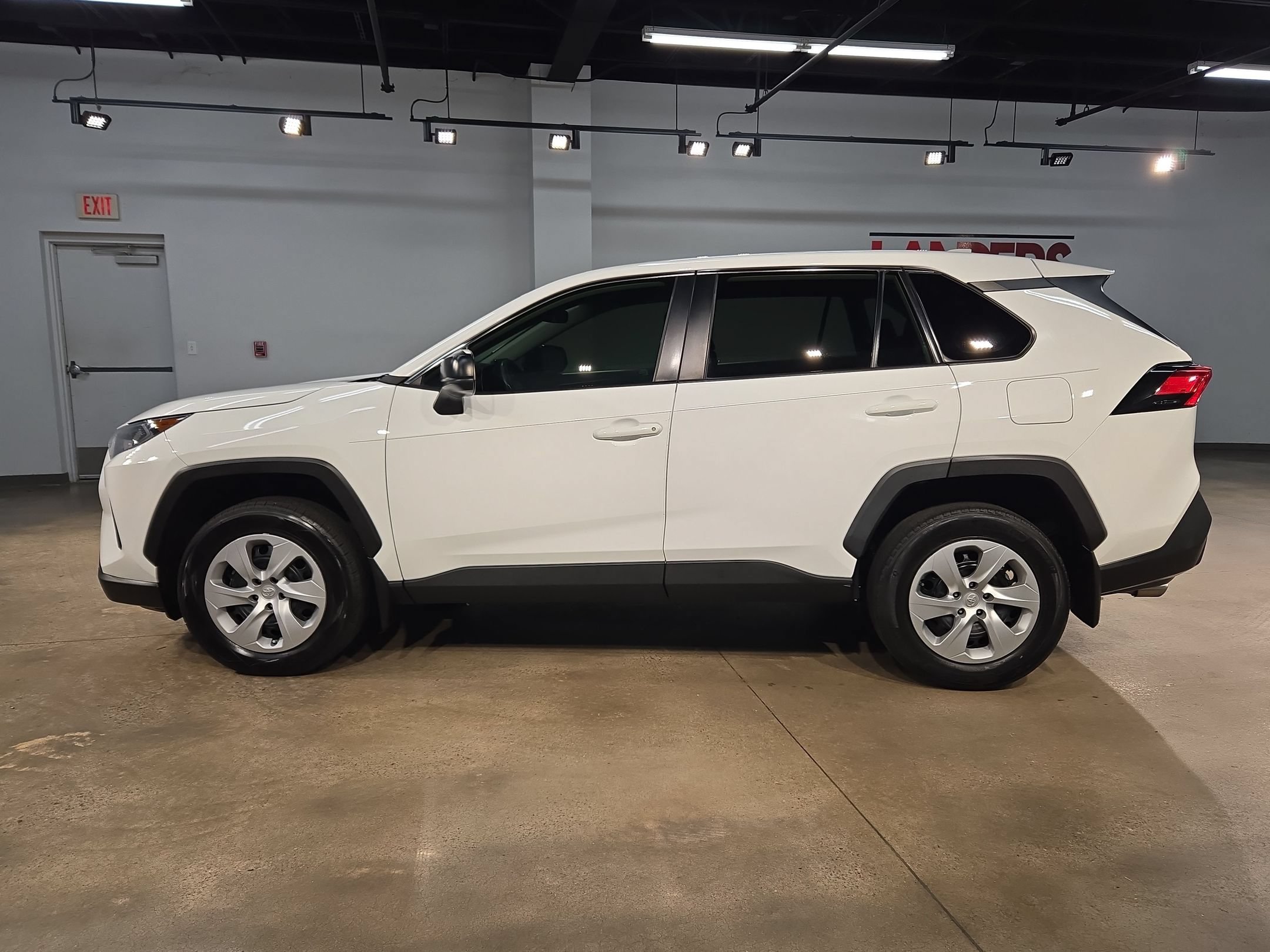 Used 2022 Toyota RAV4 LE FWD image 4