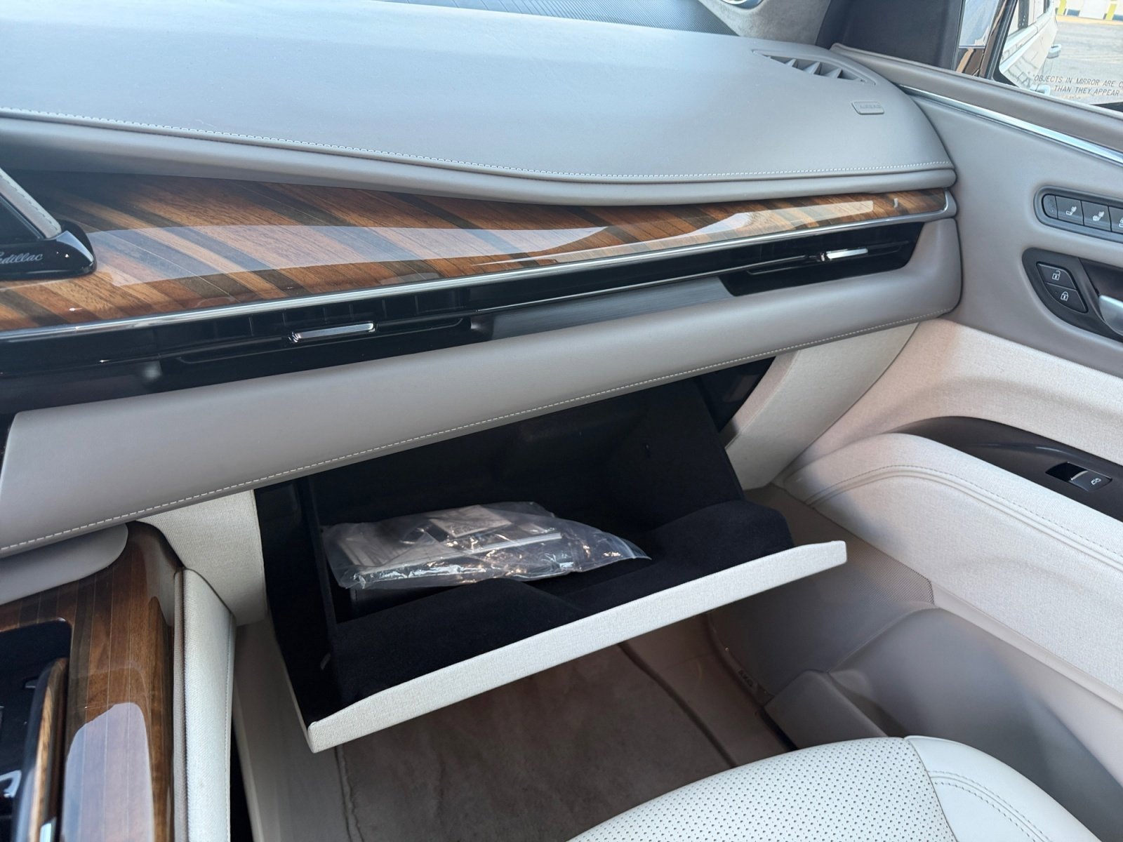 Used 2024 Cadillac Escalade Premium Luxury Platinum image 28