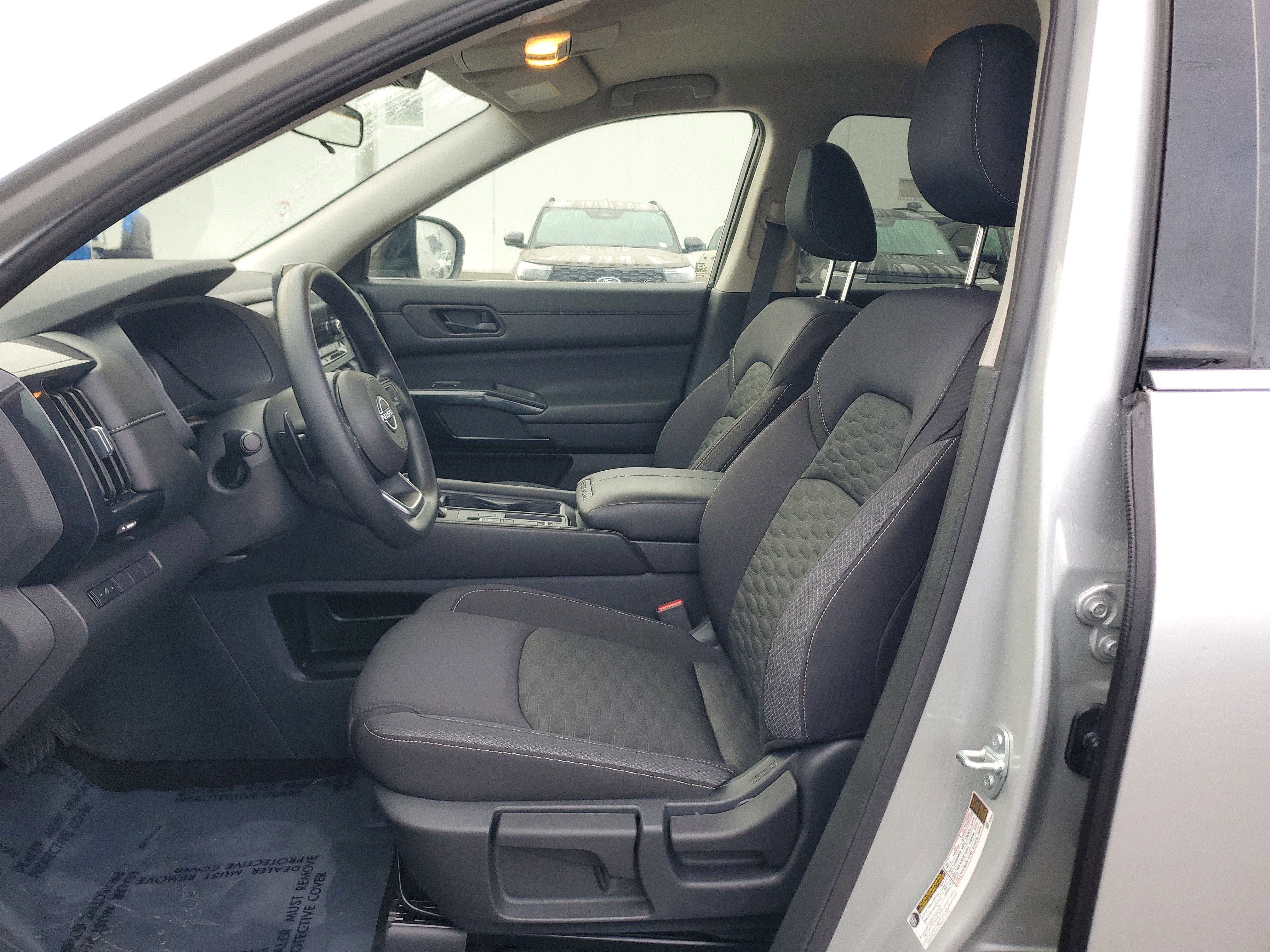 Used 2024 Nissan Pathfinder S image 10