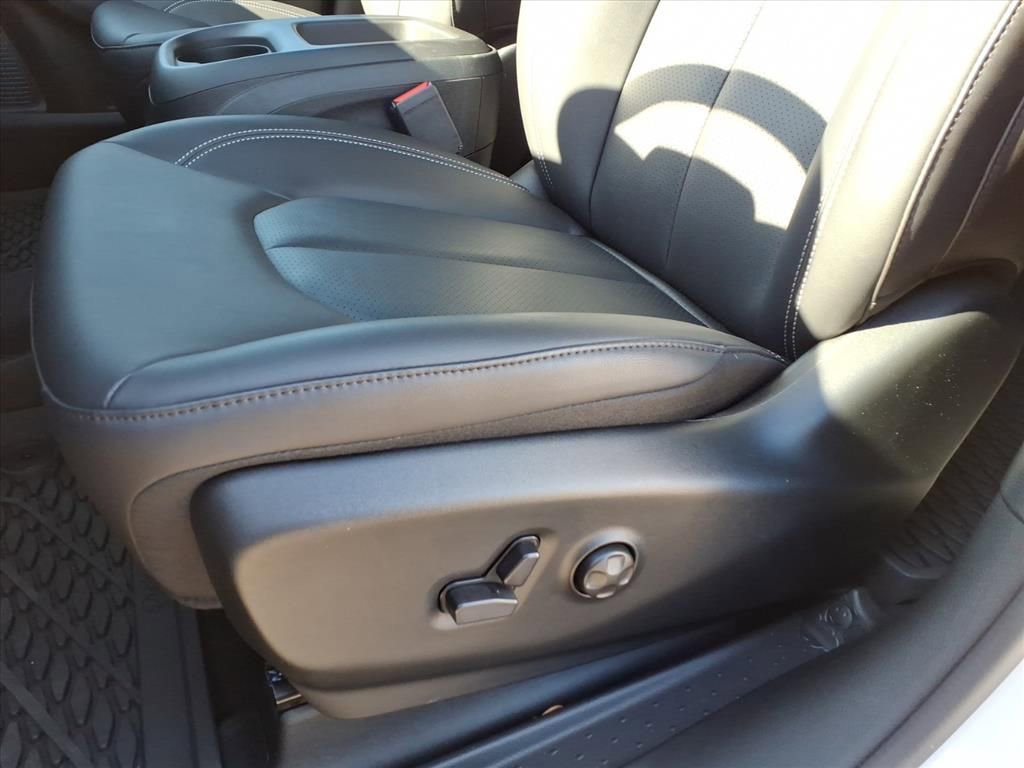 New 2026 Chrysler Voyager LX image 16