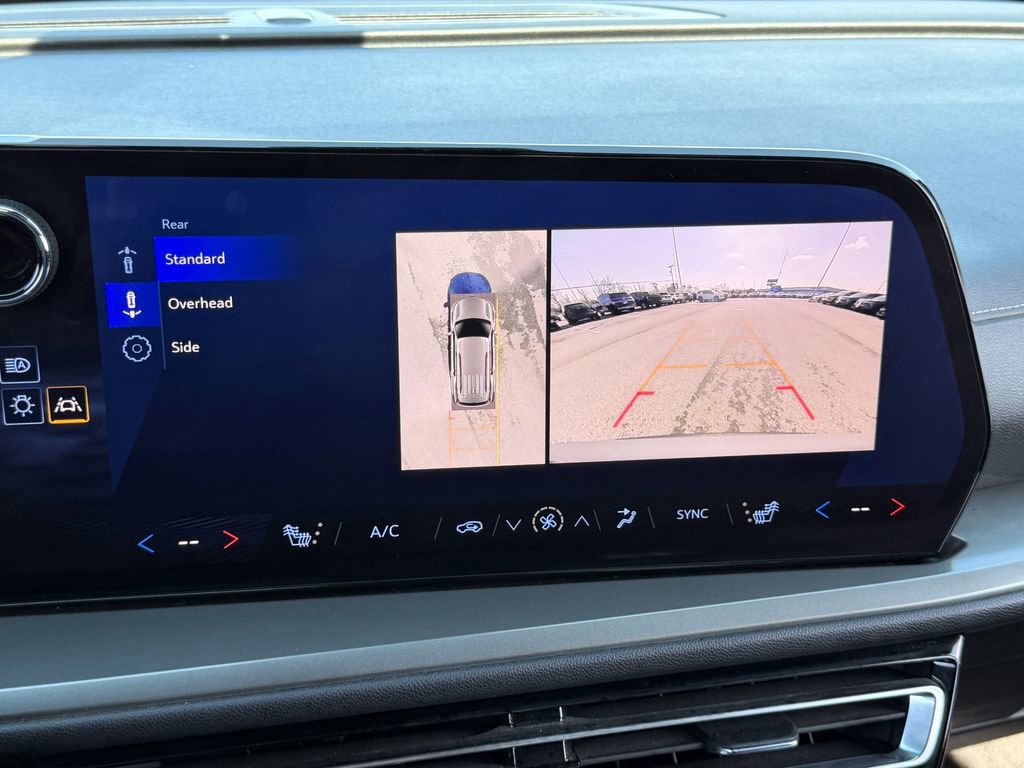 Used 2024 Chevrolet Traverse LT image 24