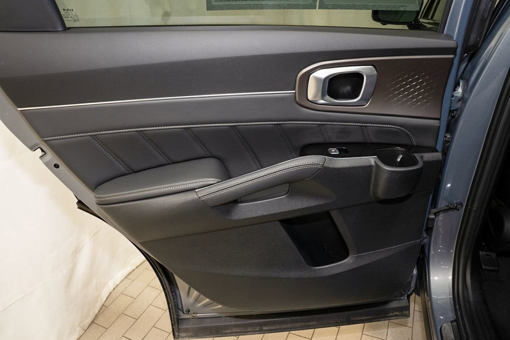 Used 2025 Kia Sorento SX image 12