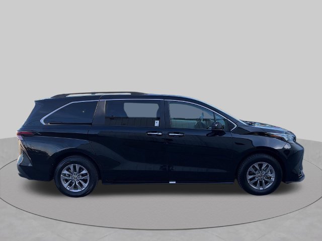 Used 2026 Toyota Sienna XLE FWD image 6