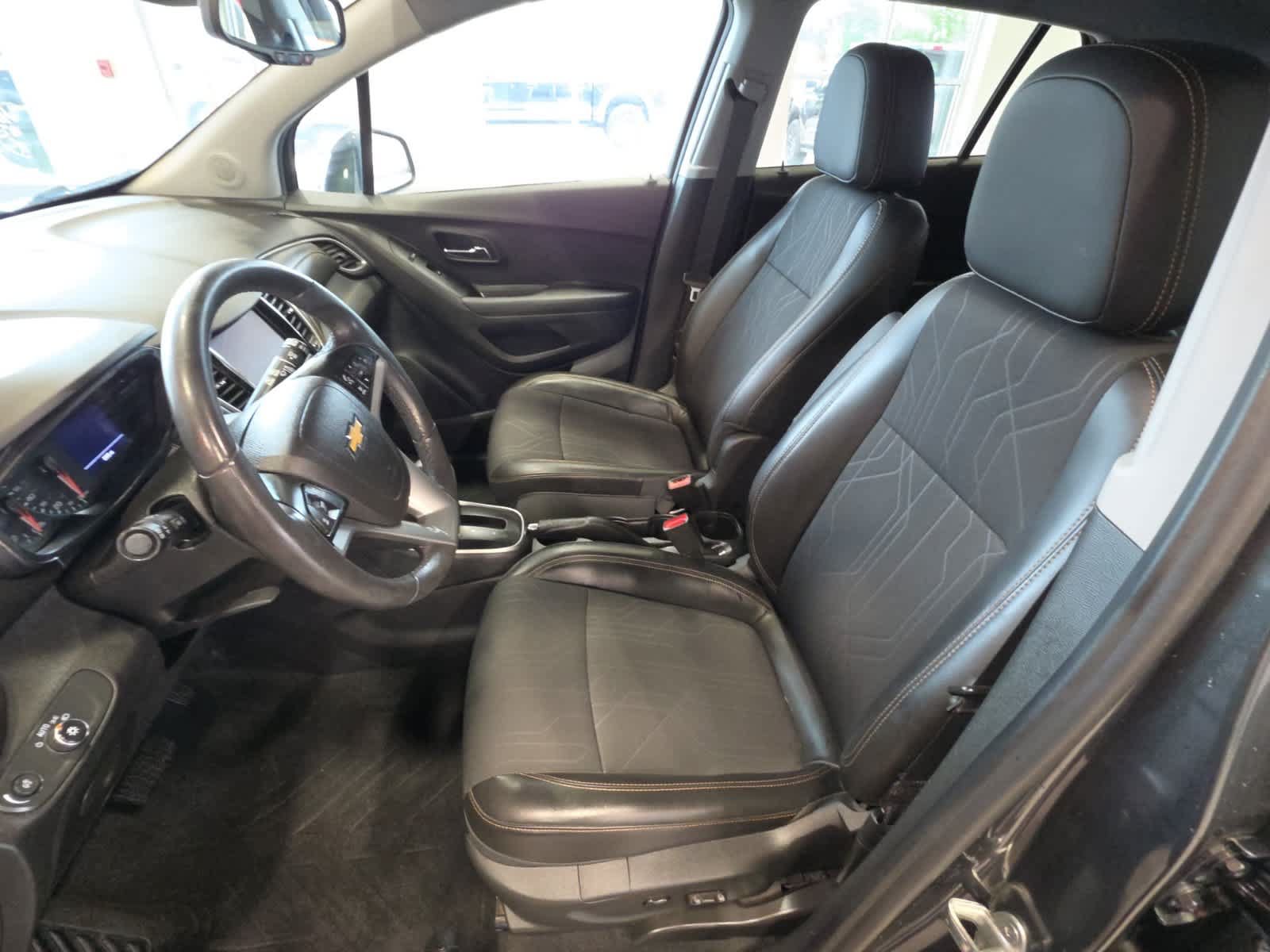 Used 2020 Chevrolet Trax LT w/ LT Convenience Package FWD image 14
