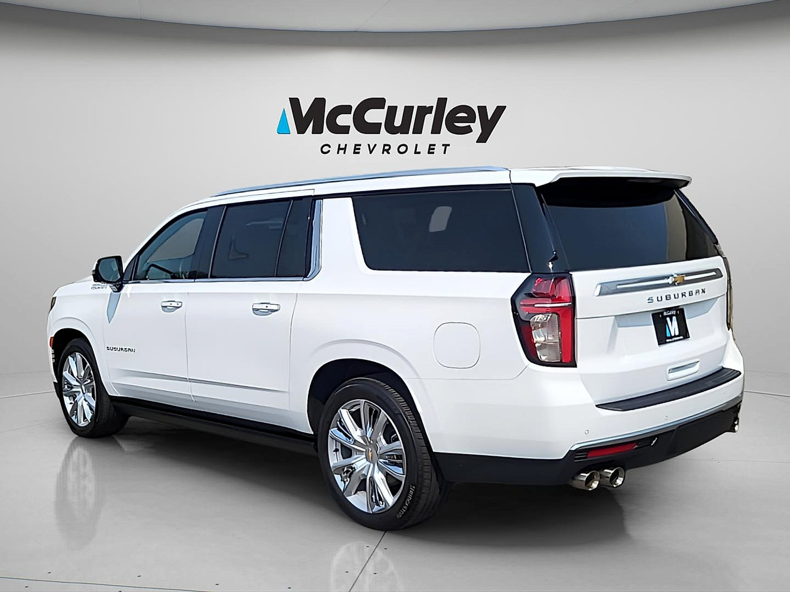 Used 2024 Chevrolet Suburban High Country AWD/4WD image 5