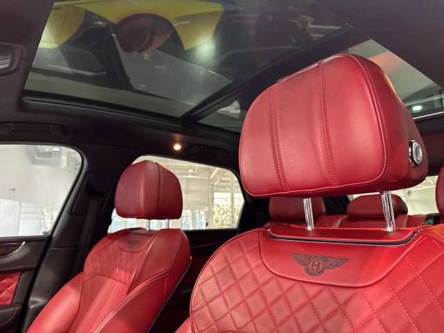 Used 2017 Bentley Bentayga image 12
