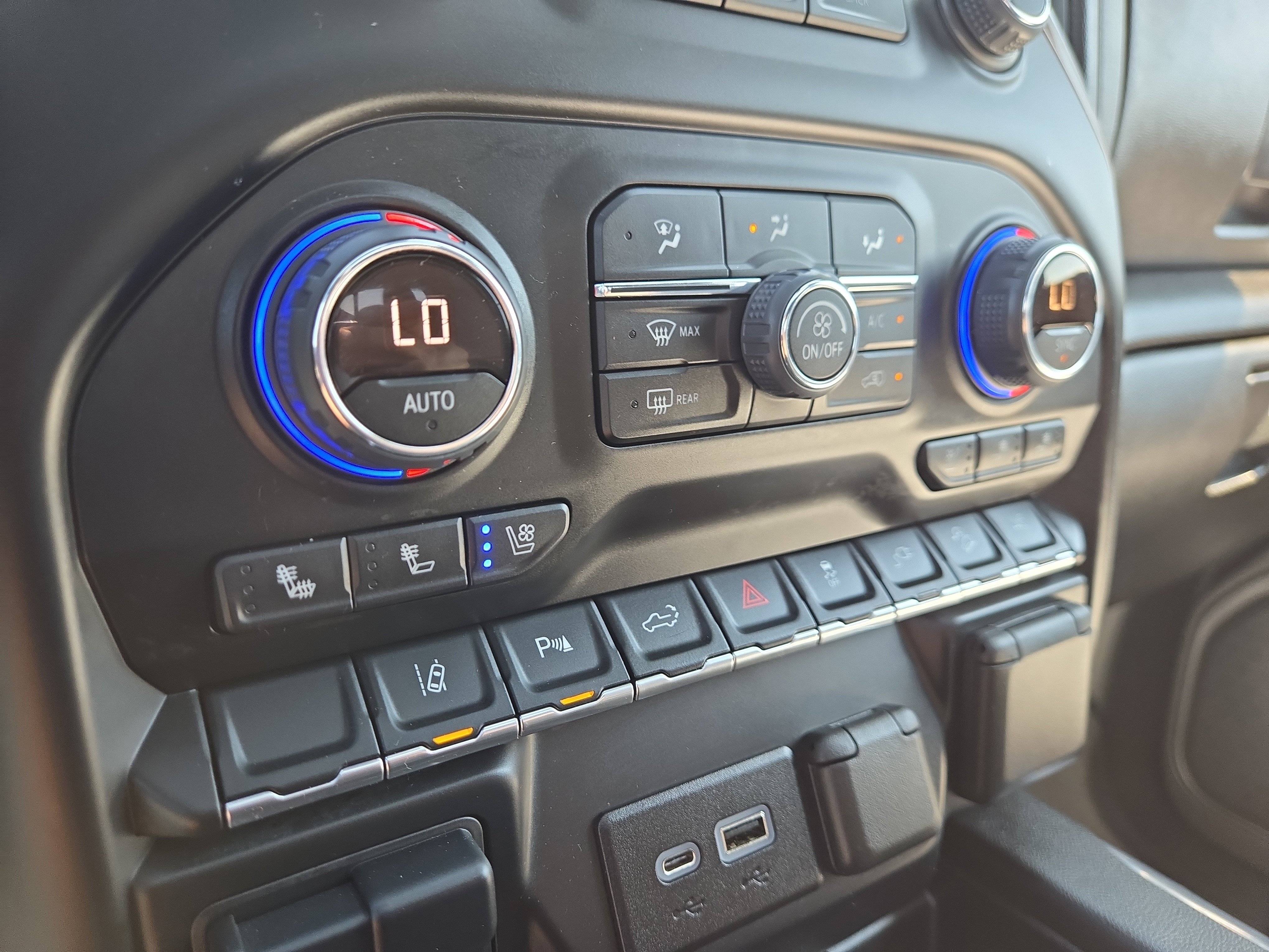 Used 2022 Chevrolet Silverado 2500 High Country w/ Z71 Off-Road Package image 27