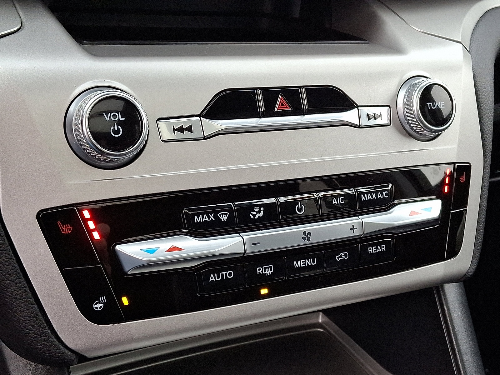 Certified 2022 Ford Explorer XLT w/ Equipment Group 202A image 18