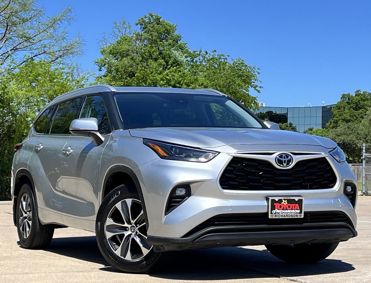 Used 2022 Toyota Highlander XLE image 2