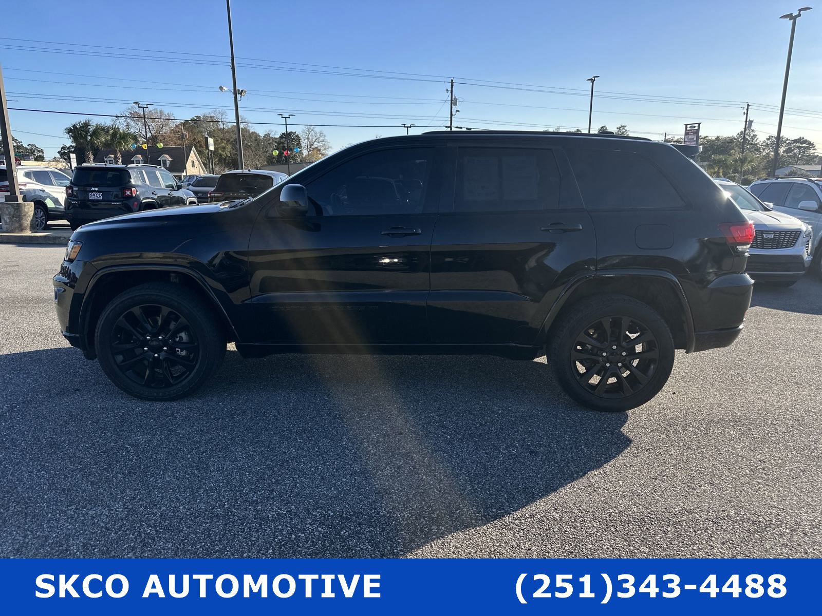 Used 2022 Jeep Grand Cherokee Laredo X image 2