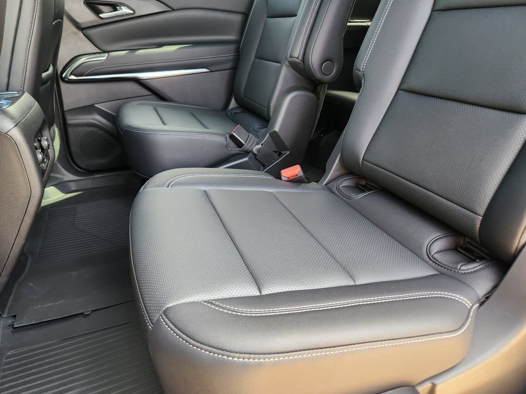 Used 2025 Chevrolet Traverse LT w/ Driver Confidence Package FWD image 24