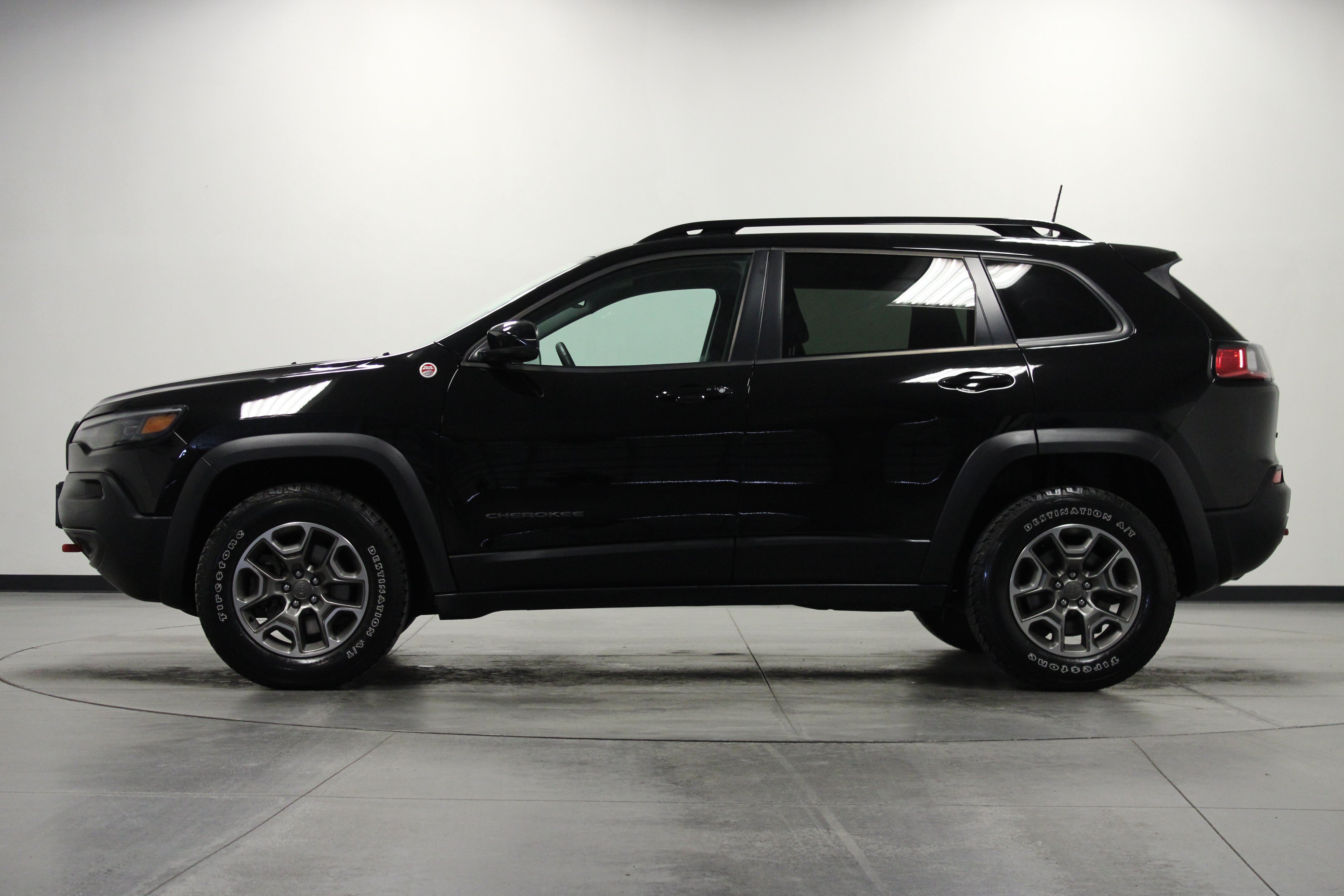Used 2022 Jeep Cherokee Trailhawk w/ Premium Leather Package AWD/4WD image 7