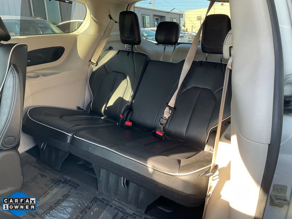 Used 2022 Chrysler Pacifica Limited w/ Uconnect Theater Family Group image 33
