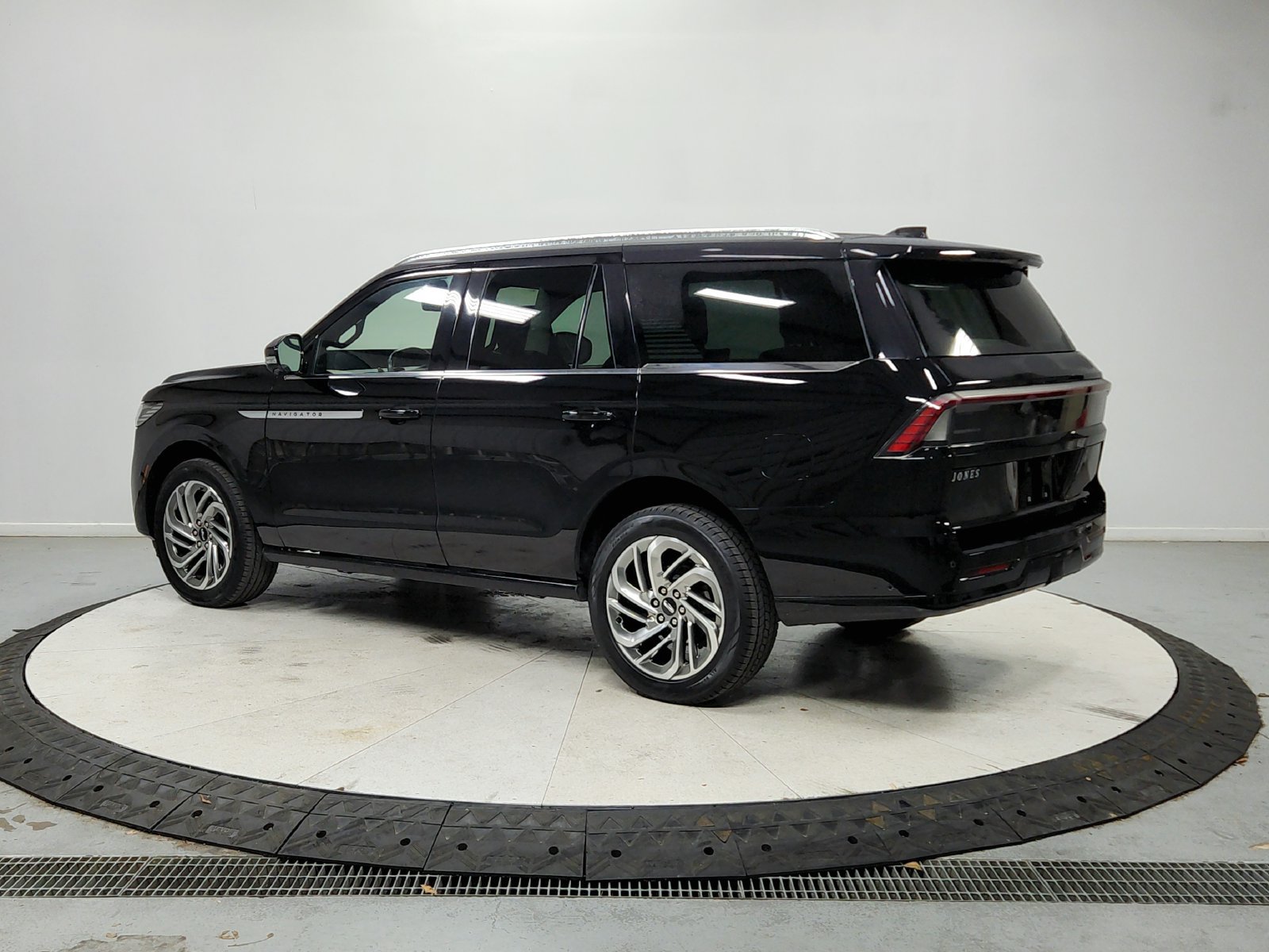 Used 2025 Lincoln Navigator Reserve AWD/4WD image 6