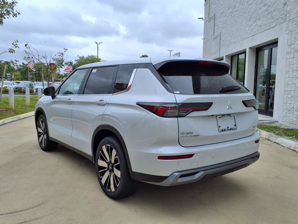 New 2025 Mitsubishi Outlander SE image 3