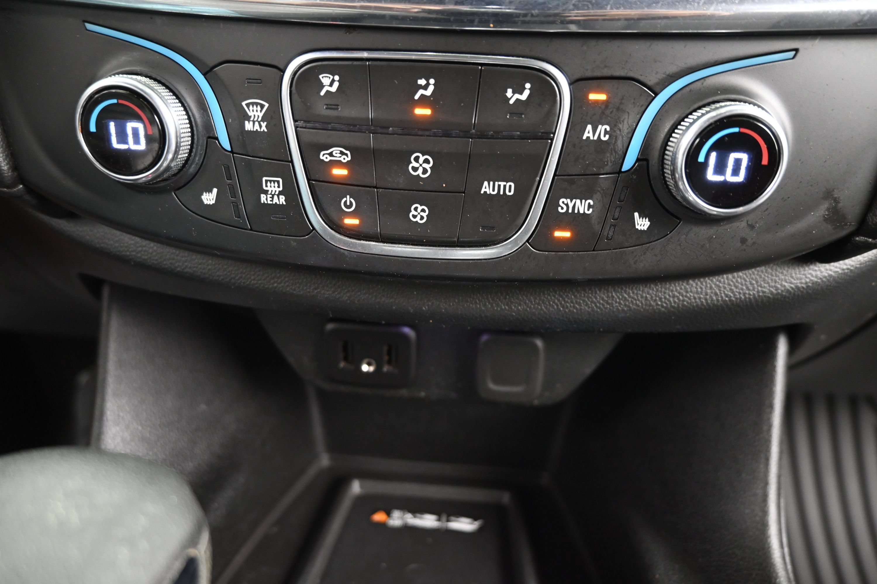 Used 2023 Chevrolet Traverse LT FWD image 25