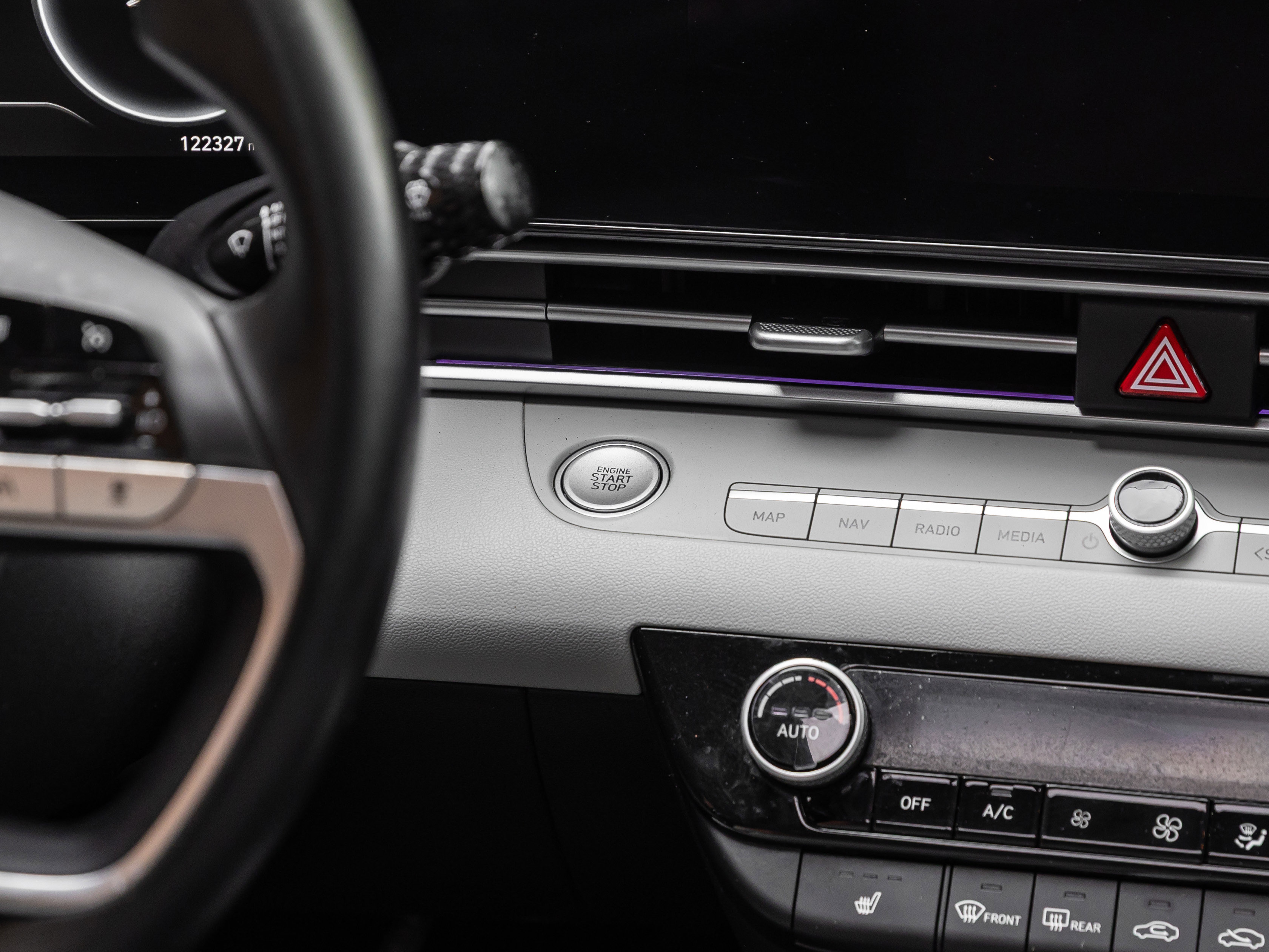 Used 2021 Hyundai Elantra Limited image 9