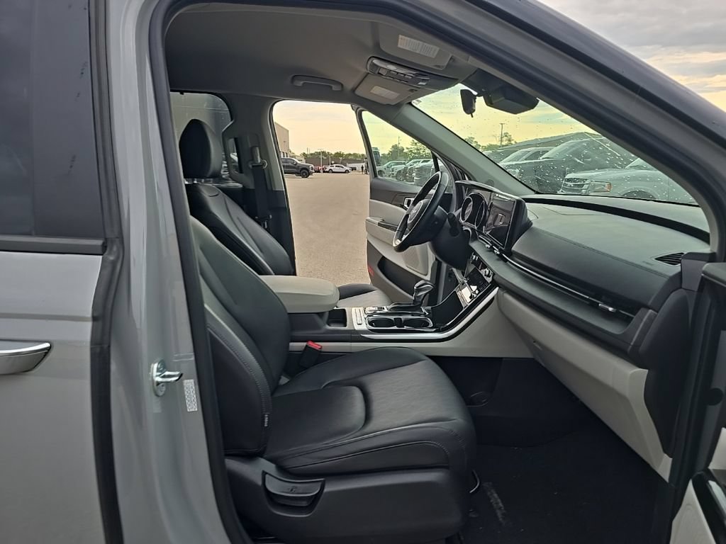Used 2023 Kia Carnival EX FWD image 20