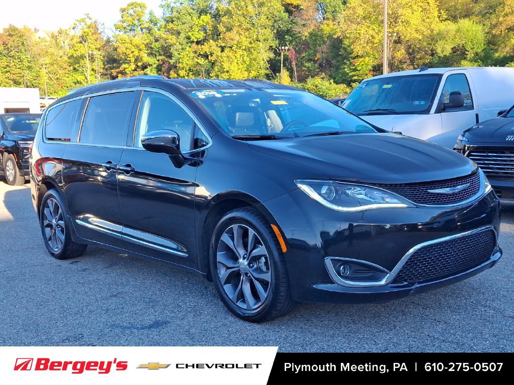 Used 2018 Chrysler Pacifica Limited FWD image 2