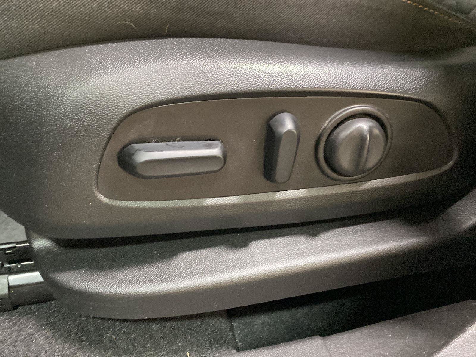 Used 2020 Chevrolet Equinox LT w/ Driver Convenience Package FWD image 26