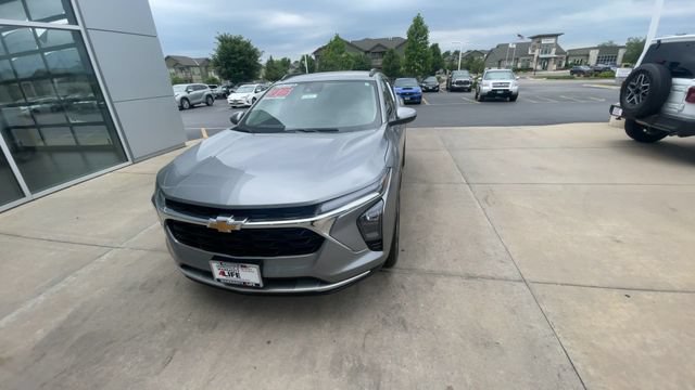 Used 2025 Chevrolet Trax LT w/ LT Convenience Package FWD image 5