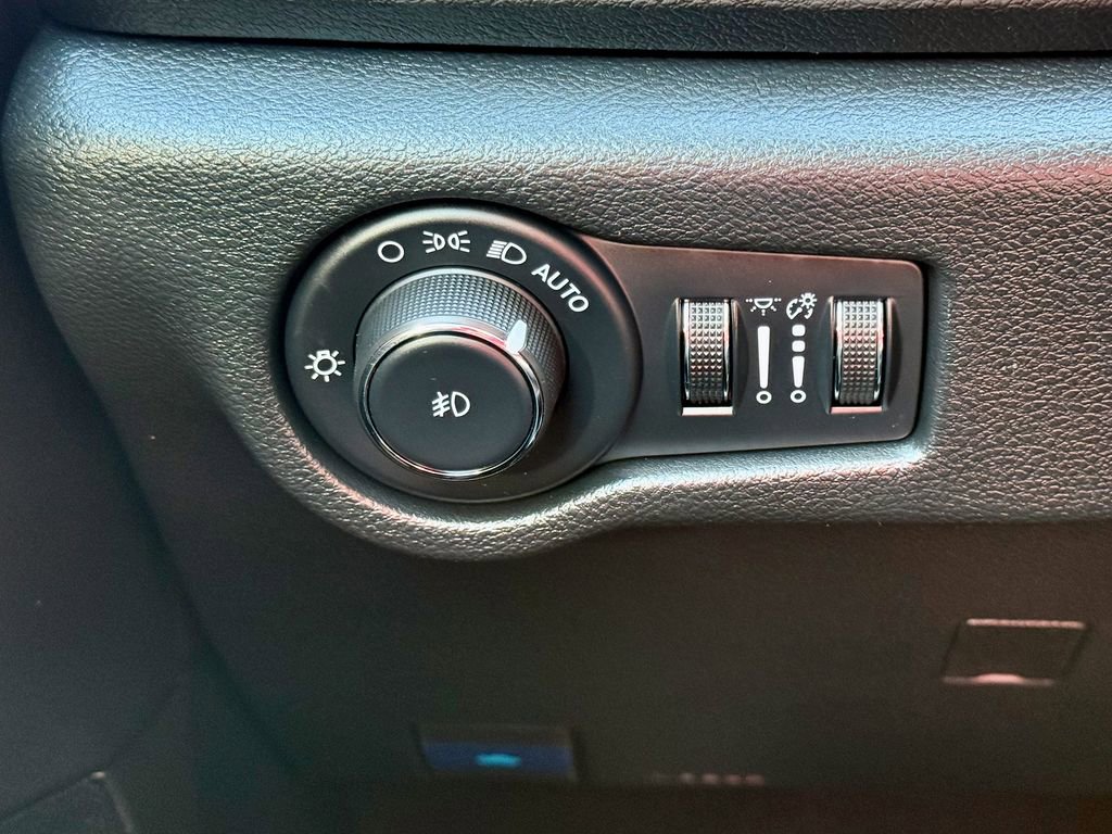 Used 2025 Chrysler Pacifica Select image 27