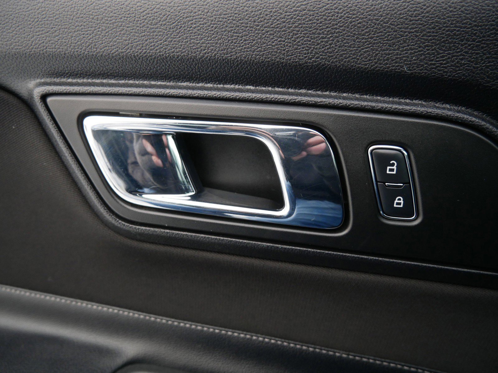 Used 2016 Ford Mustang Convertible image 19