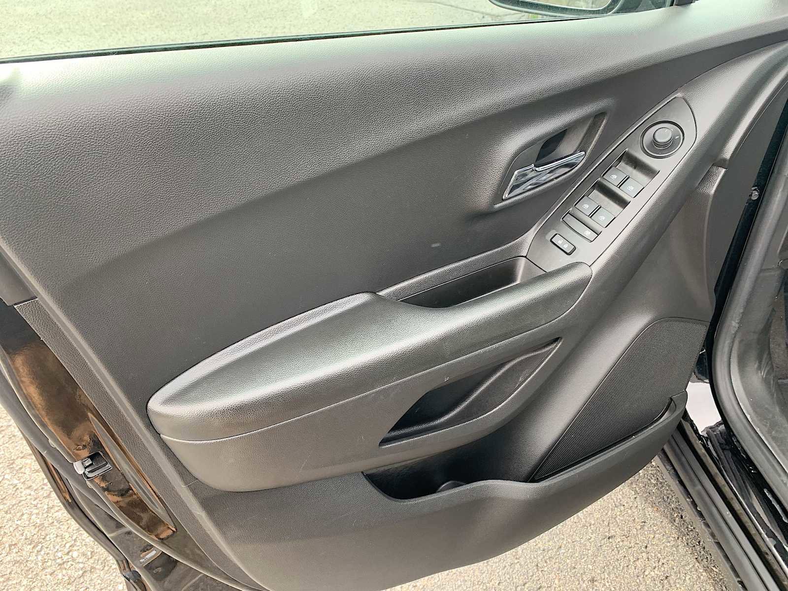 Certified 2022 Chevrolet Trax LT w/ Midnight Edition image 20