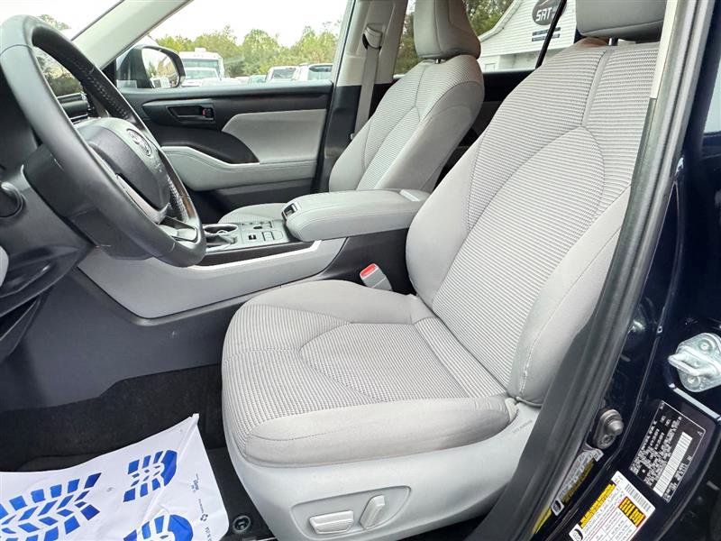 Used 2024 Toyota Highlander LE image 35