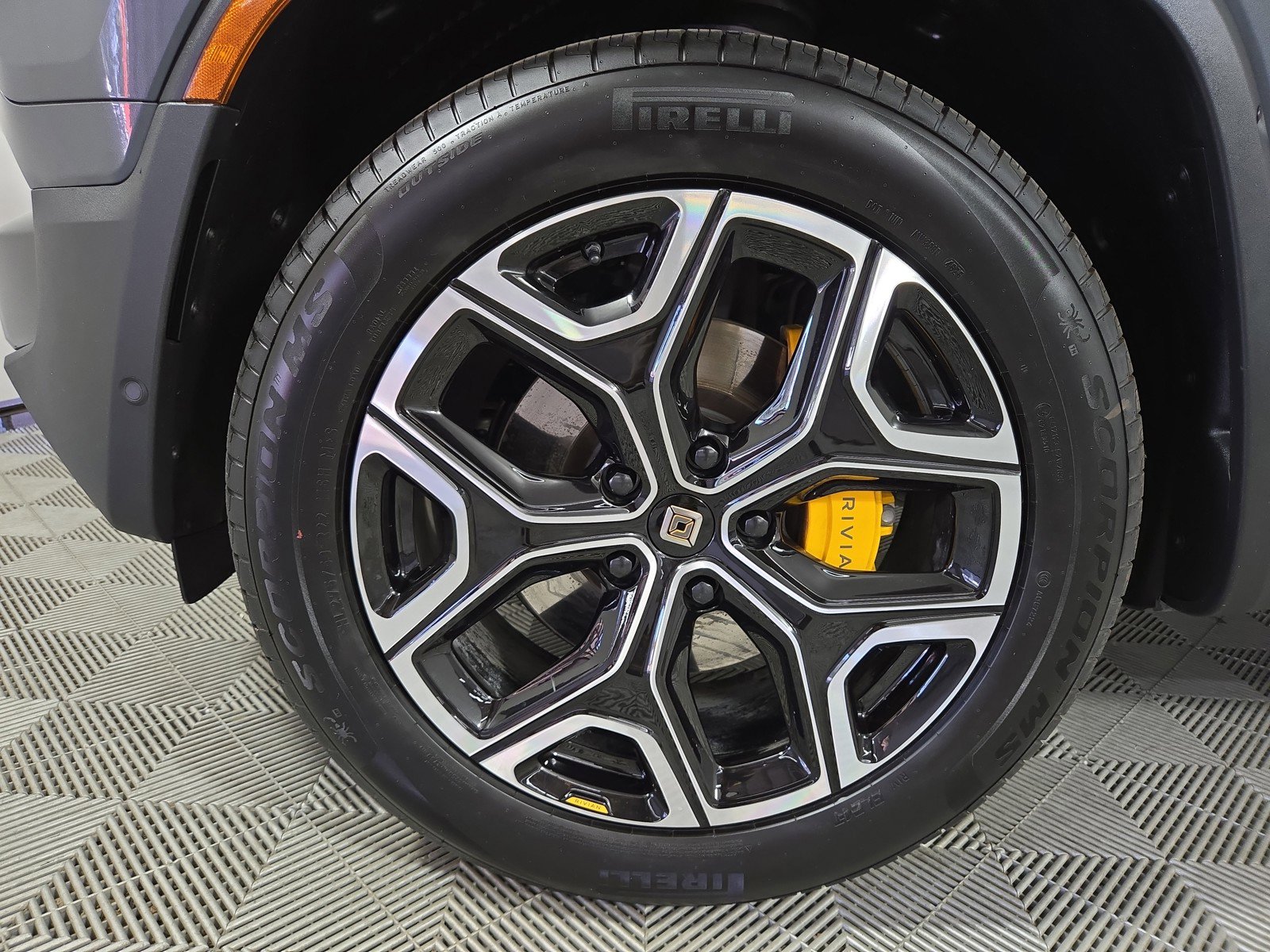 Used 2023 Rivian R1S Adventure AWD/4WD image 9