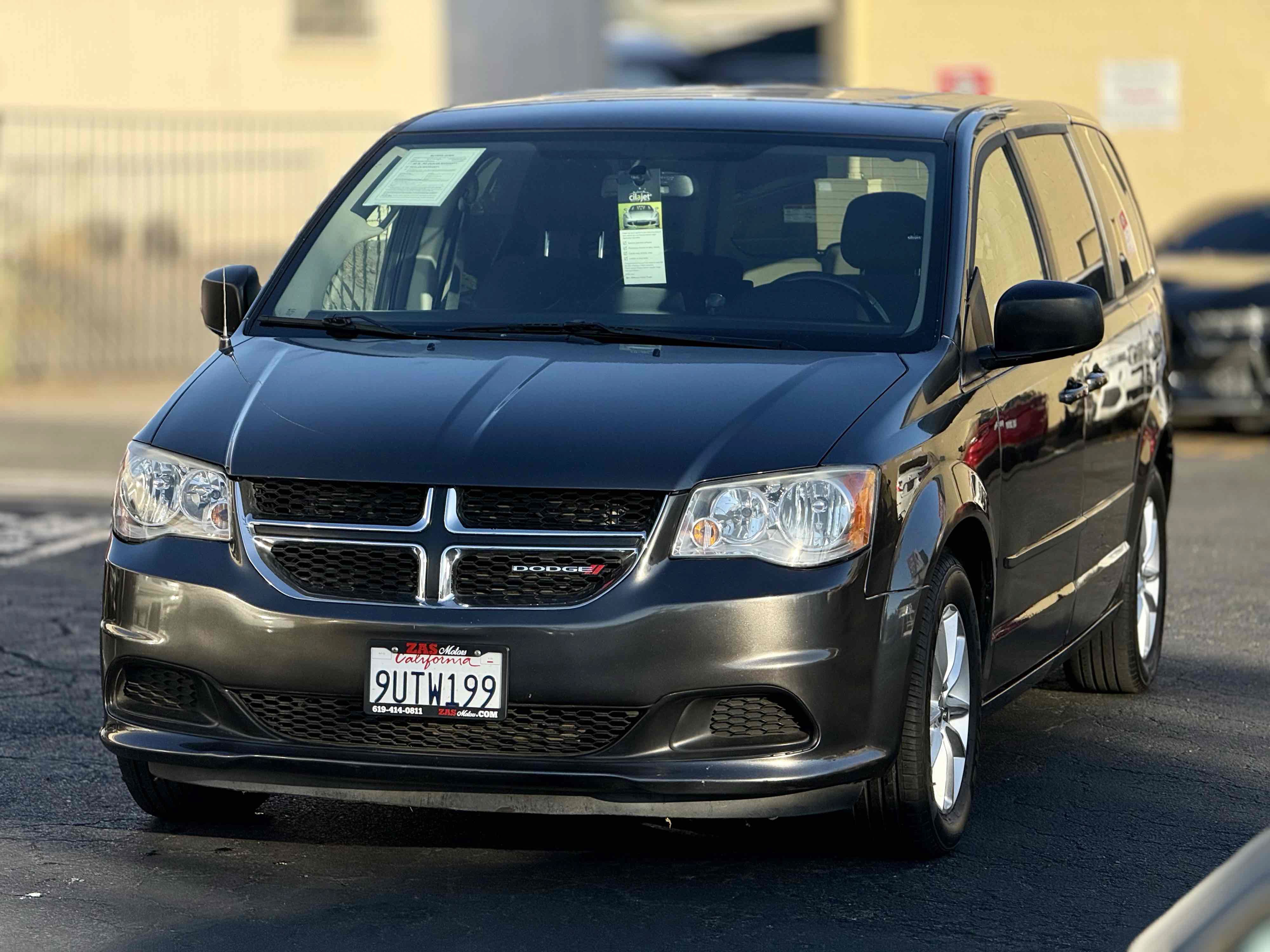 Used 2016 Dodge Grand Caravan SE w/ Quick Order Package 29E SE FWD image 2