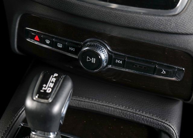 Used 2019 Volvo XC90 T5 Momentum w/ Multimedia Package image 19