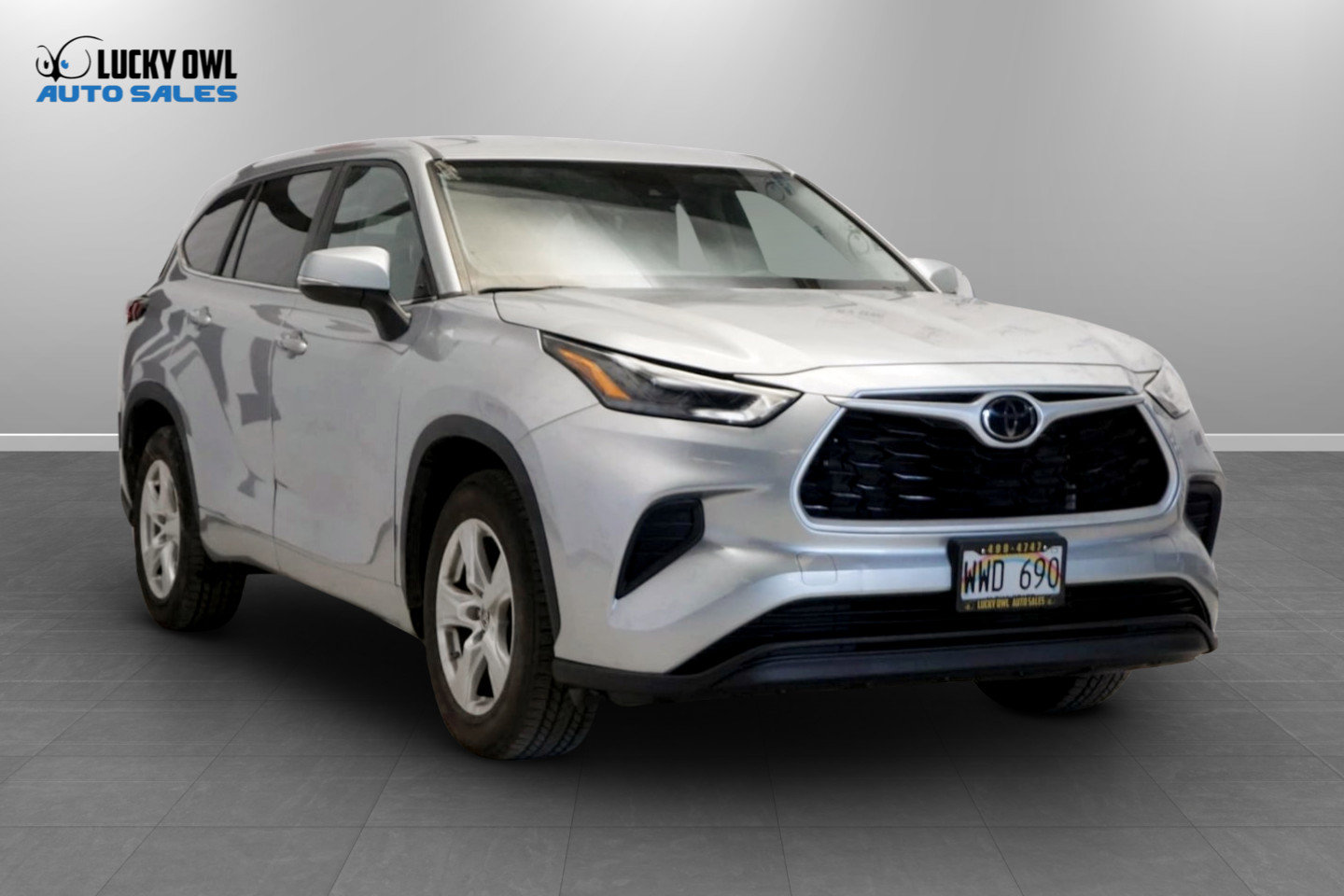 Used 2023 Toyota Highlander LE FWD image 3