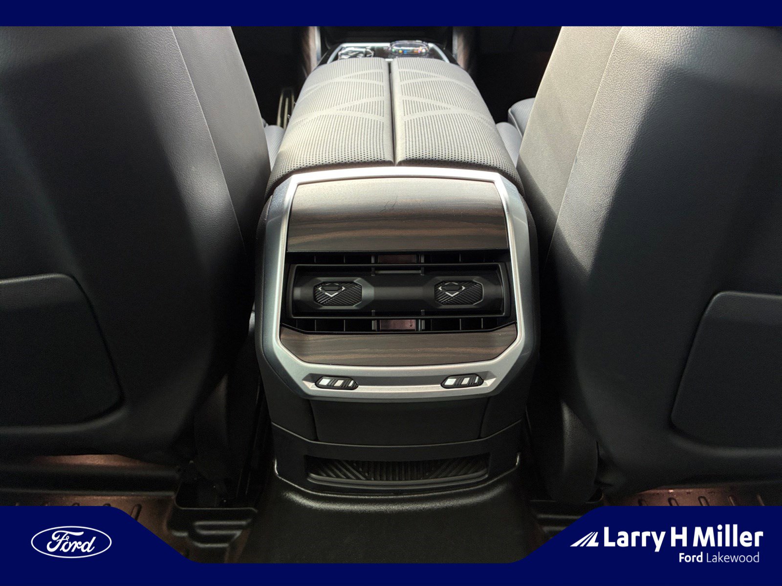 Used 2025 BMW 760i xDrive w/ Premium Package image 32