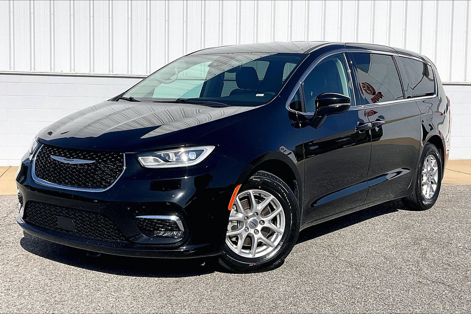 Used 2024 Chrysler Pacifica Touring-L FWD image 2