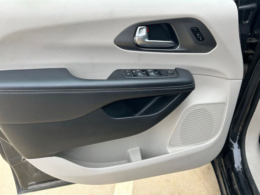Used 2023 Chrysler Pacifica Touring-L FWD image 10
